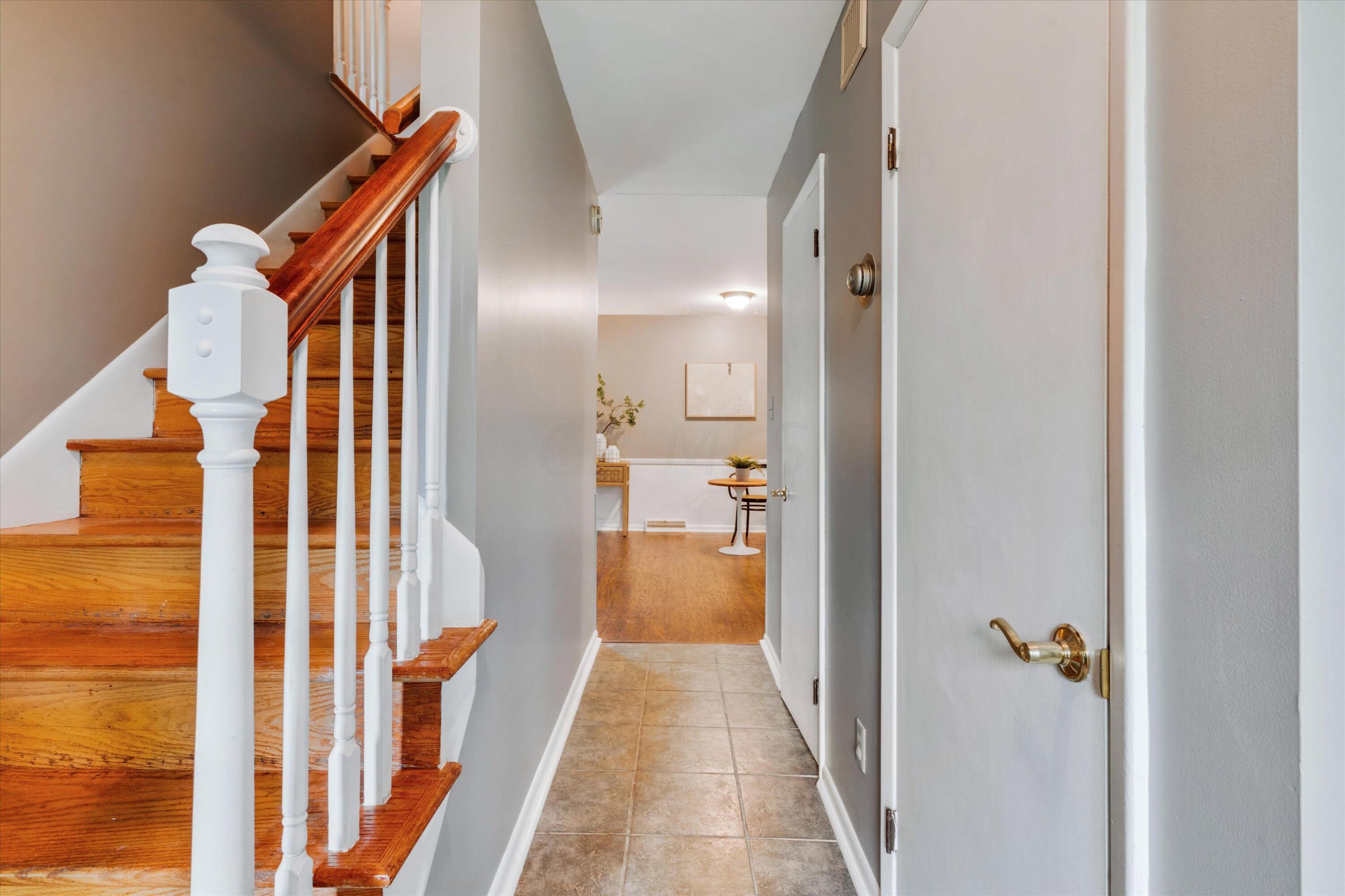 2485 Middlesex Road Columbus, OH 43220 - Photo 6 of 39 Entryway