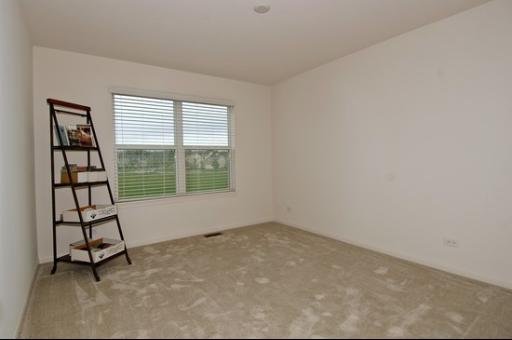927 Oak Ridge Boulevard Elgin, IL 60120 - Photo 9 of 10 an empty room with windows