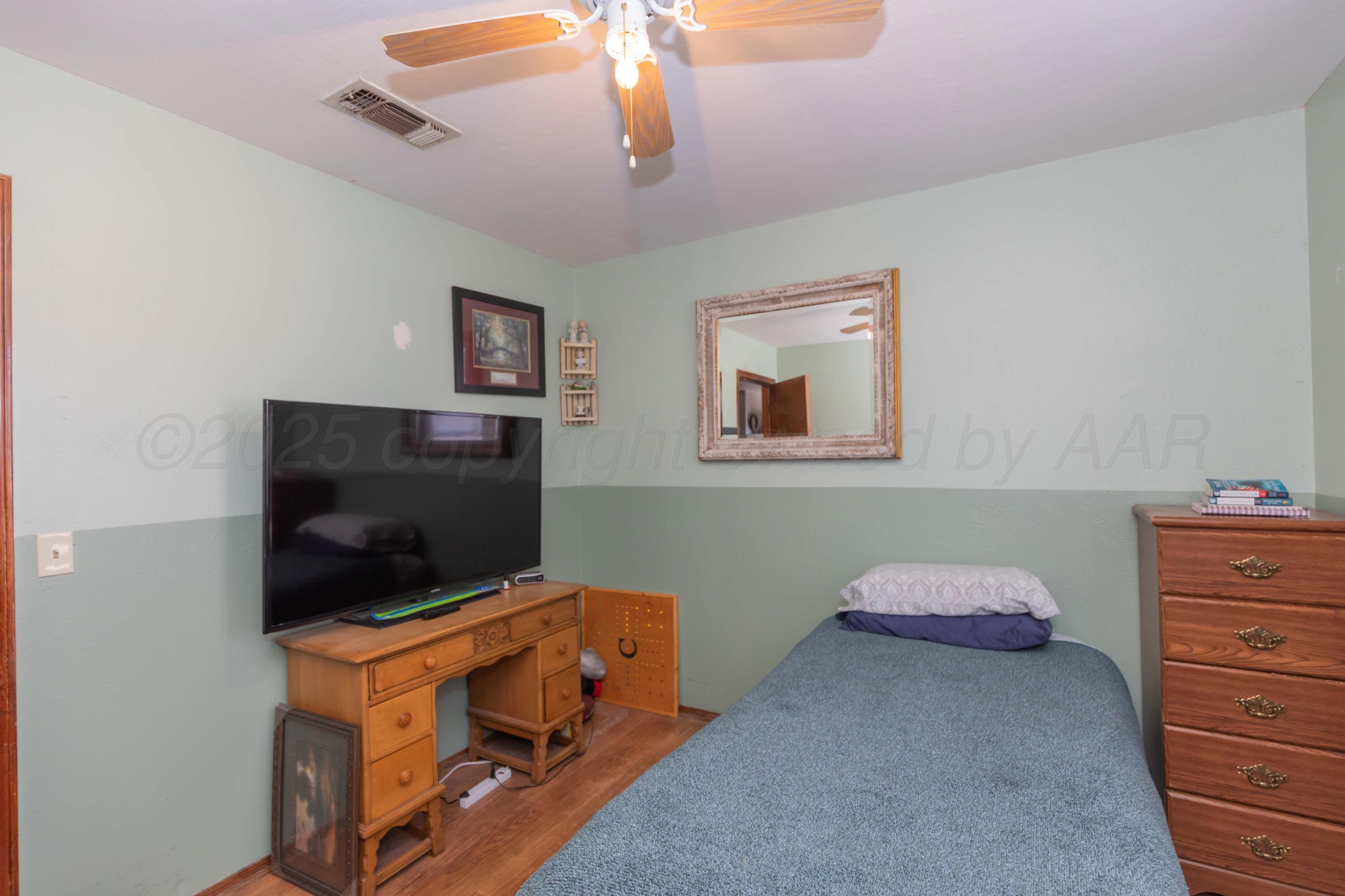 609 Groom Avenue Panhandle, TX 79068 - Photo 20 of 28 a living room with furniture and a flat screen tv