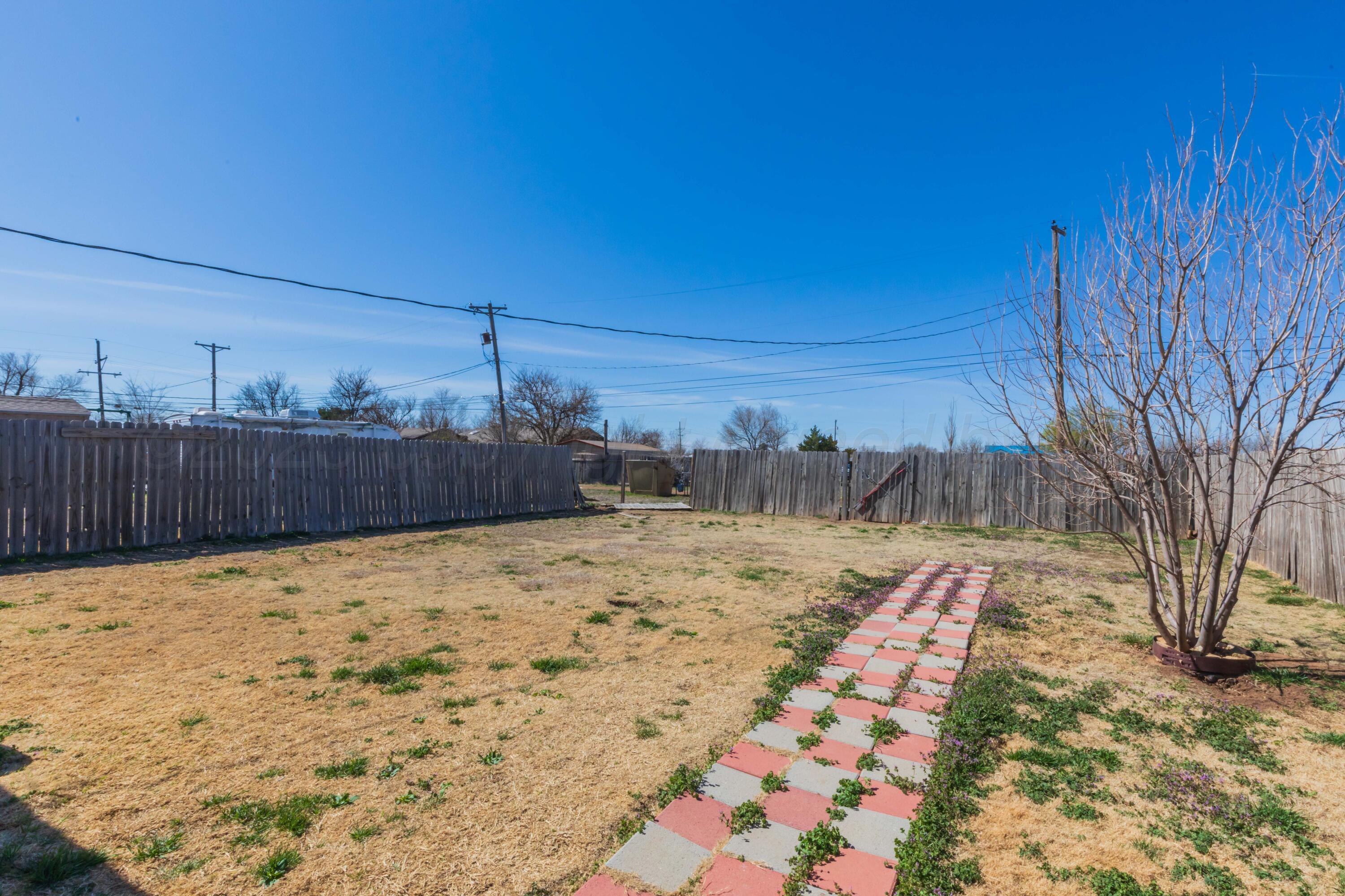 609 Groom Avenue Panhandle, TX 79068 - Photo 26 of 28 a view of a backyard