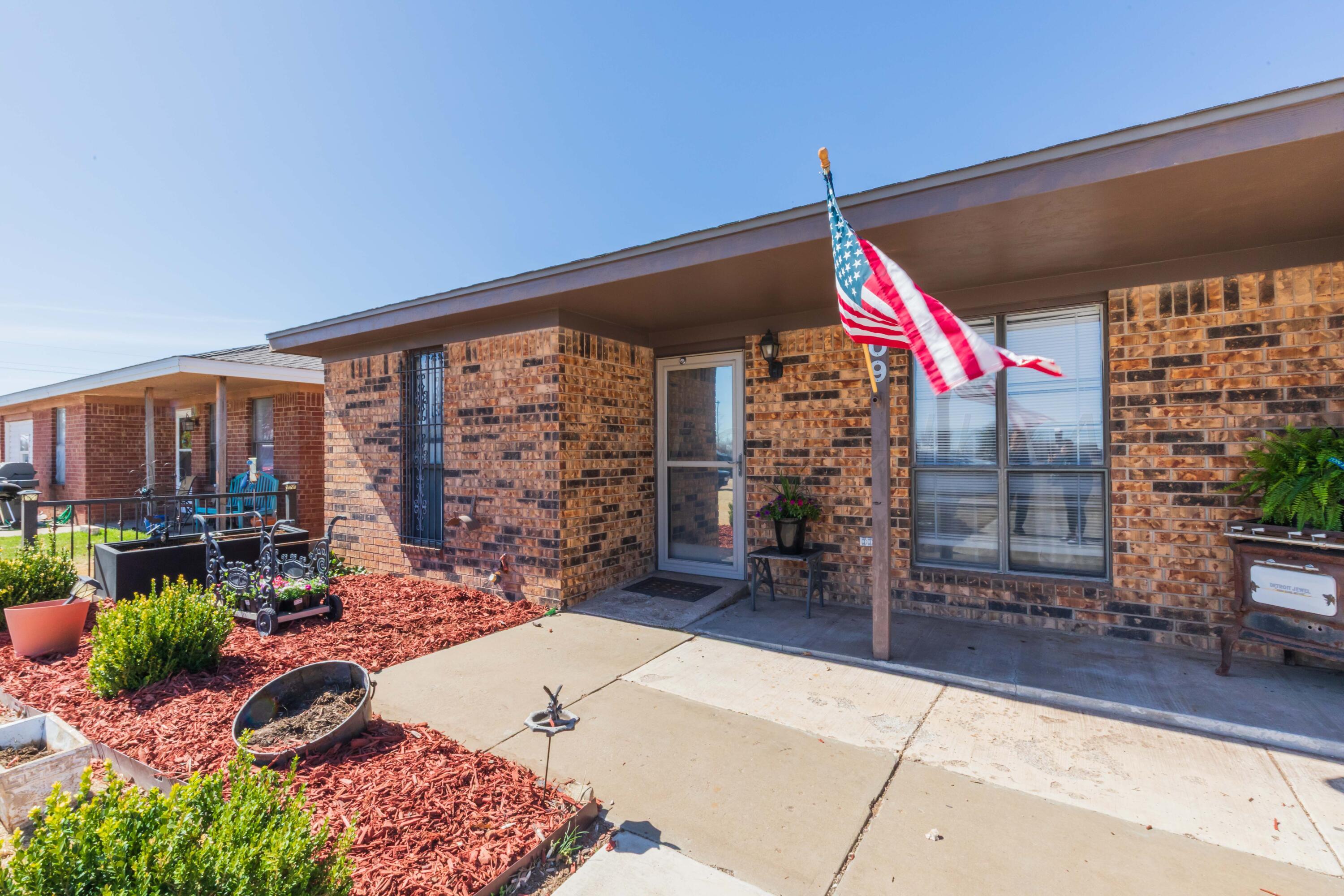 609 Groom Avenue Panhandle, TX 79068 - Photo 3 of 28 a very nice looking room with a large window