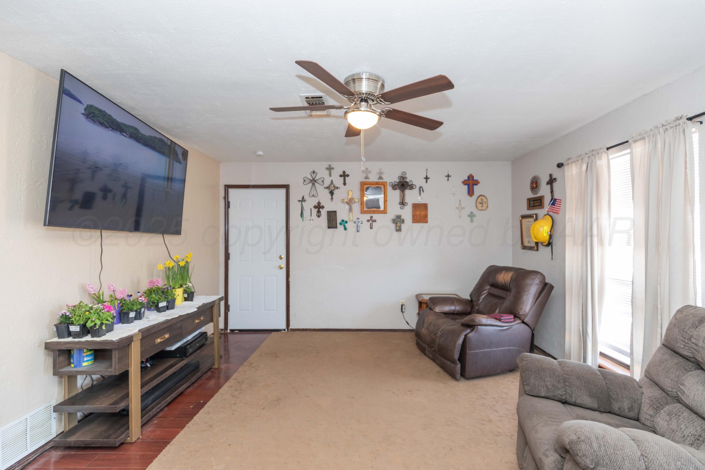 609 Groom Avenue Panhandle, TX 79068 - Photo 9 of 28 a living room with furniture