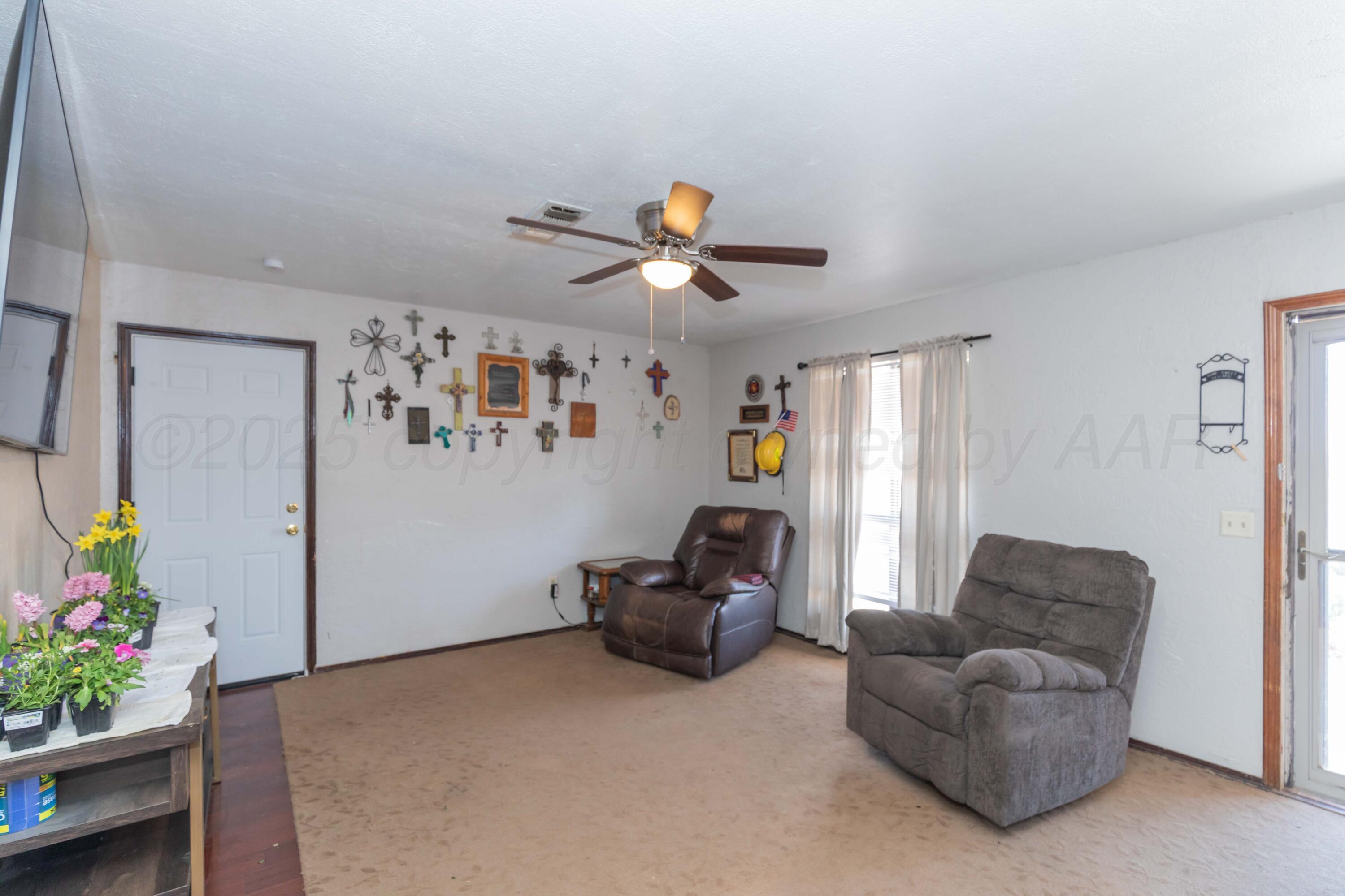 609 Groom Avenue Panhandle, TX 79068 - Photo 10 of 28 a living room with furniture flowerpot and a window