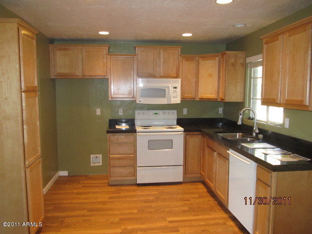 226 West Ruth Avenue Phoenix, AZ 85021 - Photo 3 of 14 KITCHEN