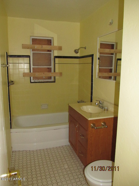 226 West Ruth Avenue Phoenix, AZ 85021 - Photo 5 of 14 BATH