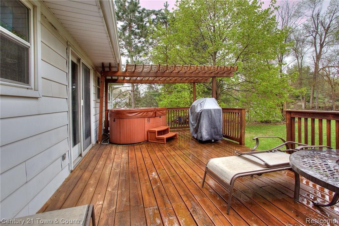 6525 Walters Road Clarkston, MI 48346 - Photo 7 of 35 7.jpg