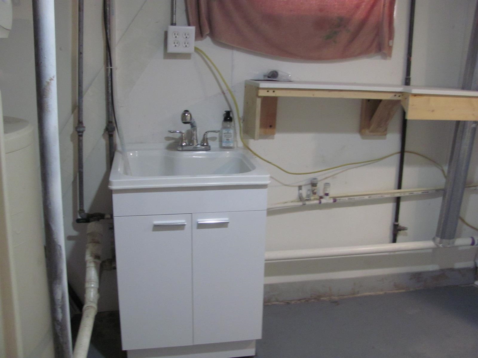1817 Ridge Avenue Rockford, IL 61103 - Photo 30 of 48 a bathroom with a sink and mirror