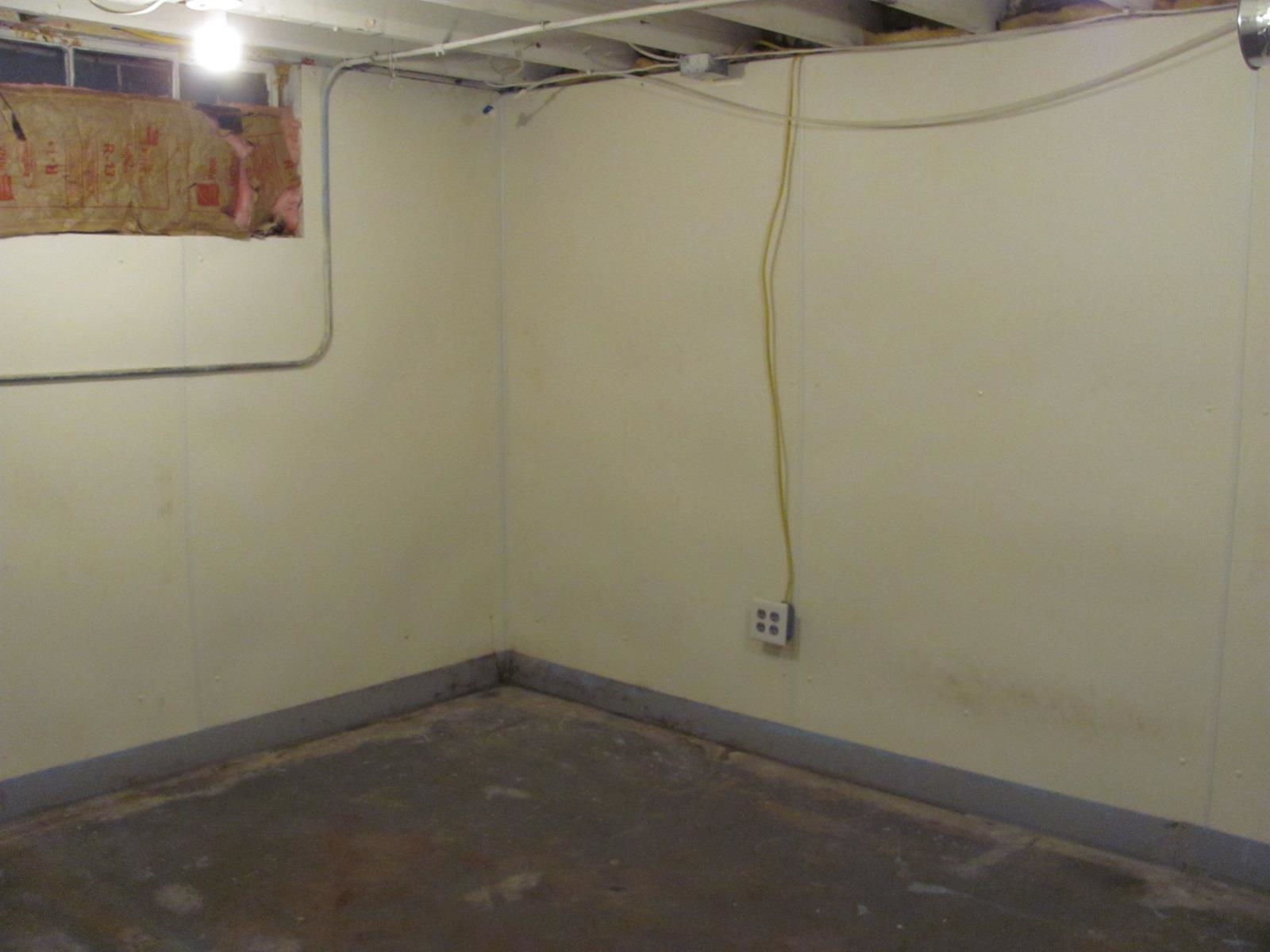 1817 Ridge Avenue Rockford, IL 61103 - Photo 39 of 48 a view of a small space
