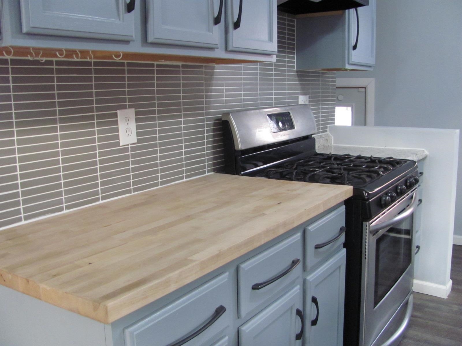 1817 Ridge Avenue Rockford, IL 61103 - Photo 5 of 48 a stove top oven sitting inside of a kitchen