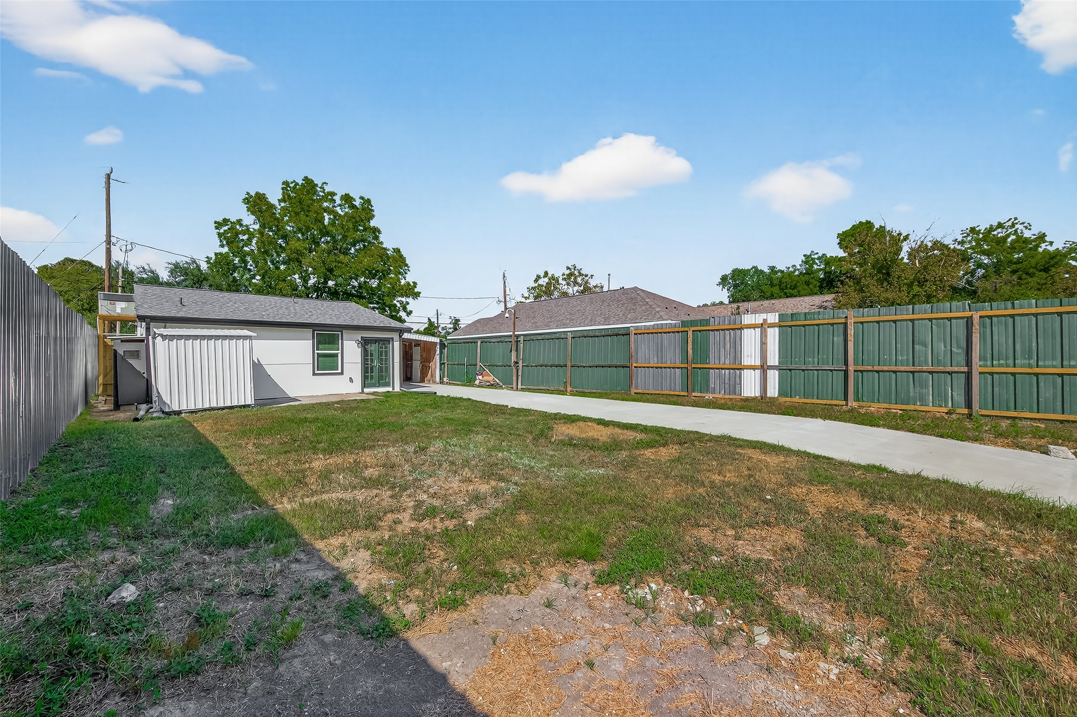 889 Chas Lane Houston, TX 77091 - Photo 31 of 32 a view of an house with backyard space and balcony