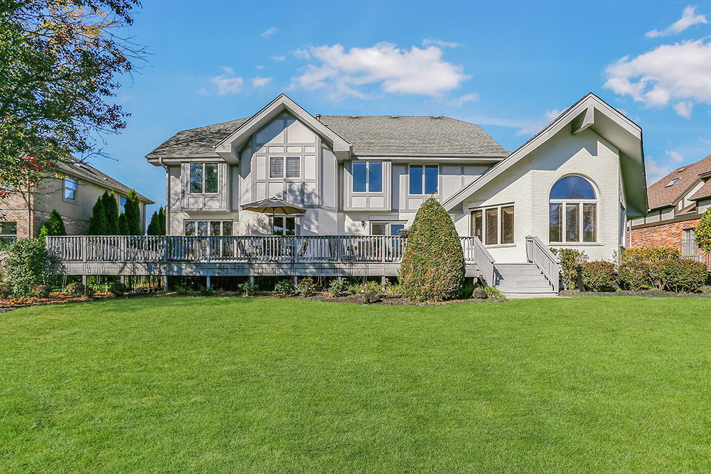 13629 South Kickapoo Trail Homer Glen, IL 60491 - Photo 5 of 28 a front view of a house with a garden and porch