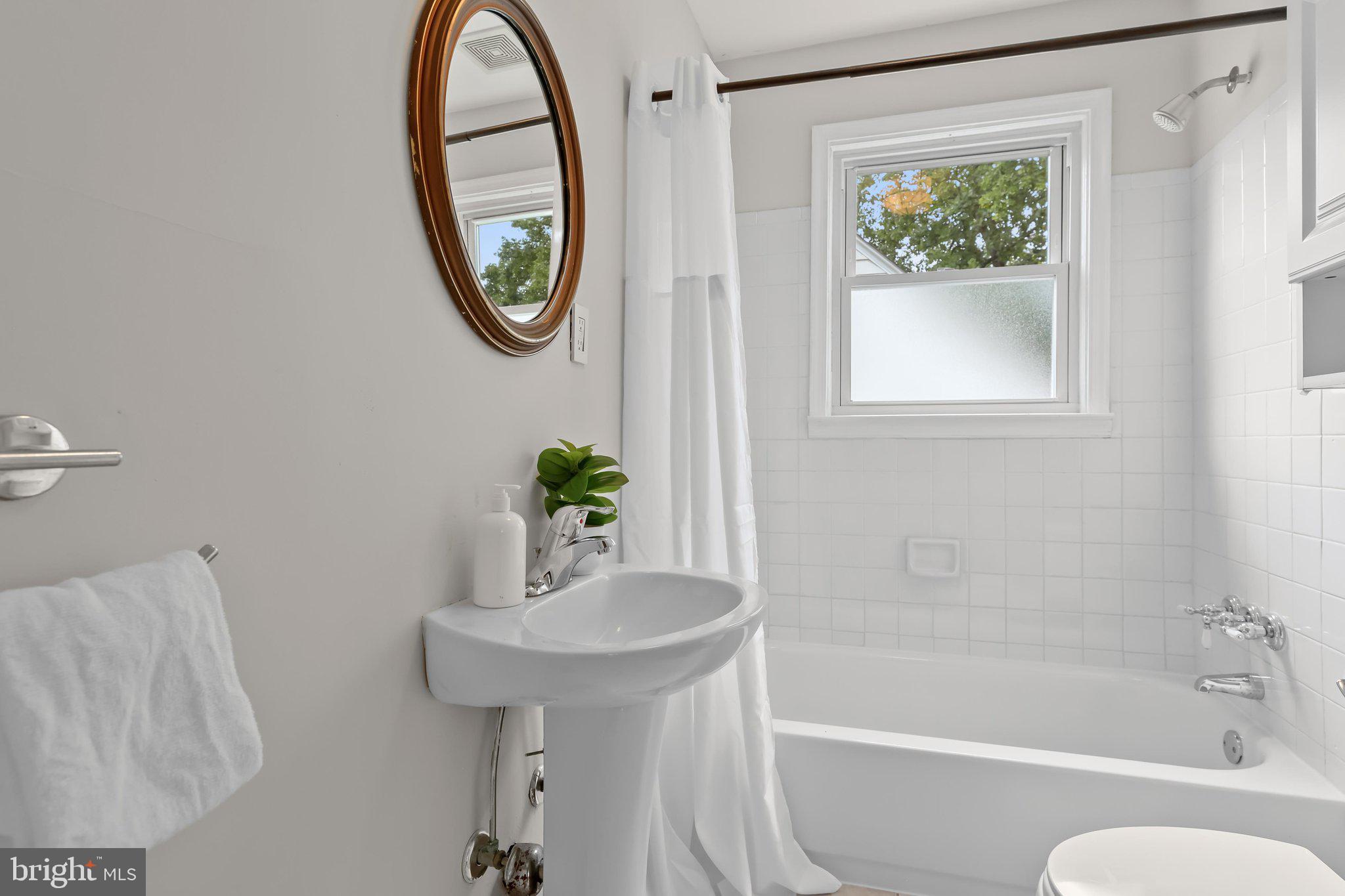 923 Arran Road Baltimore, MD 21239 - Photo 24 of 78 Main Level Bathroom
