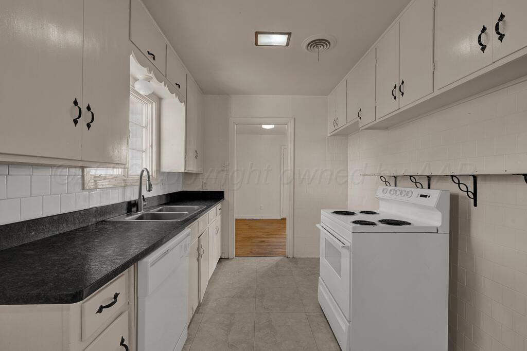 1933 Cedar Street Amarillo, TX 79106 - Photo 10 of 20 kitchen