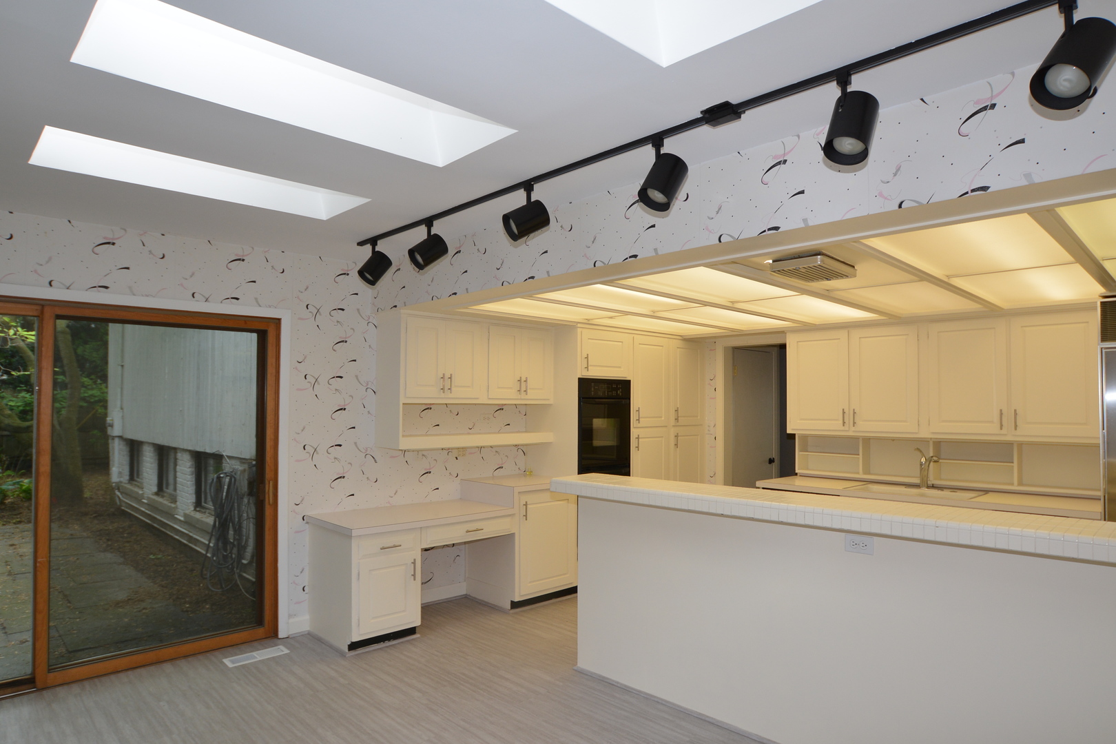 346 Park Place Glencoe, IL 60022 - Photo 5 of 15 a view of a hallway with entryway
