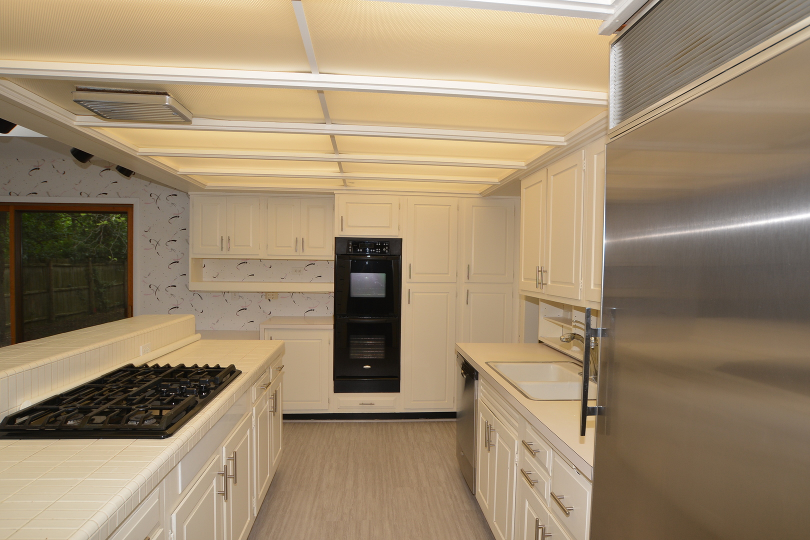 346 Park Place Glencoe, IL 60022 - Photo 6 of 15 a kitchen with a stove and a refrigerator