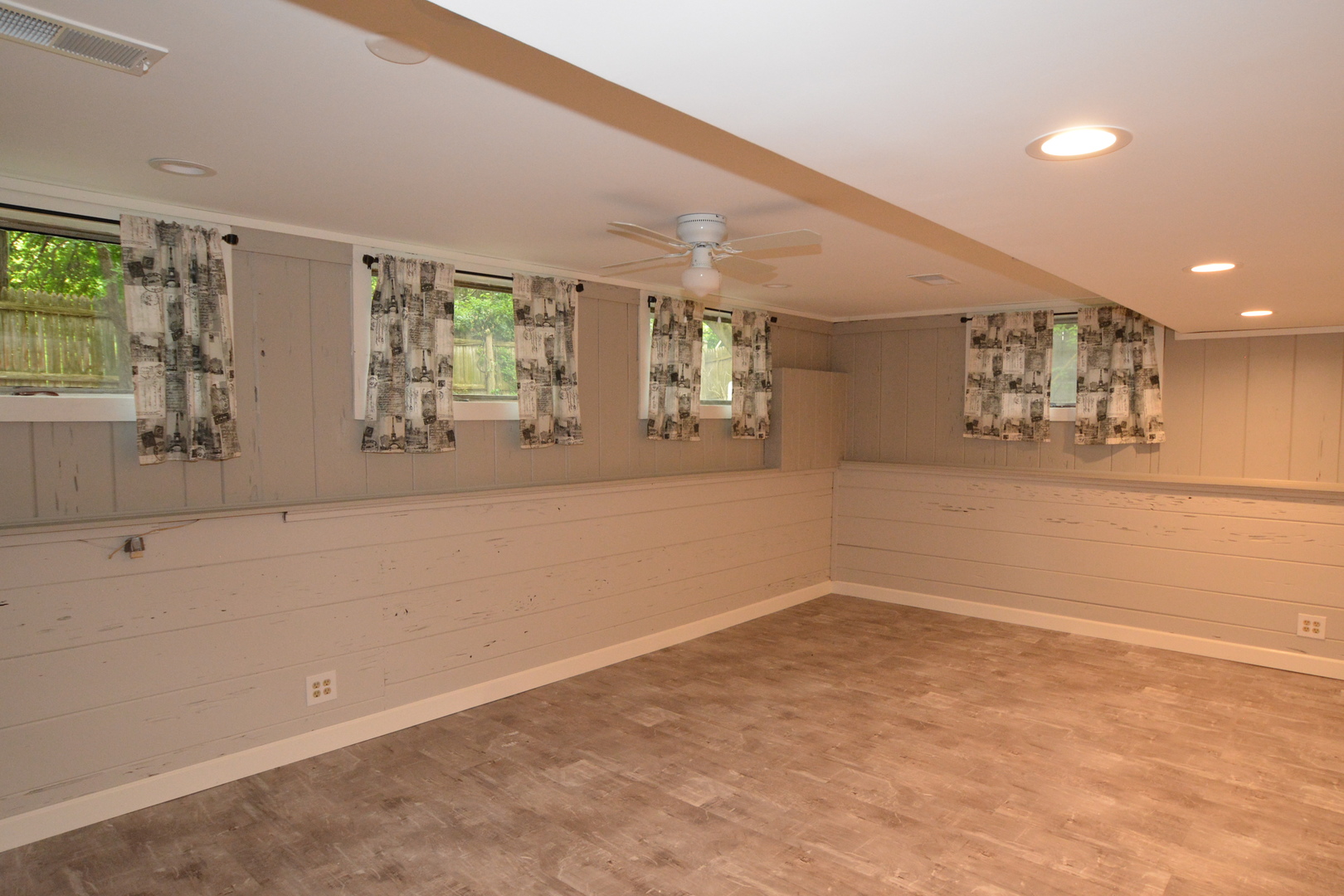 346 Park Place Glencoe, IL 60022 - Photo 8 of 15 an empty room with windows