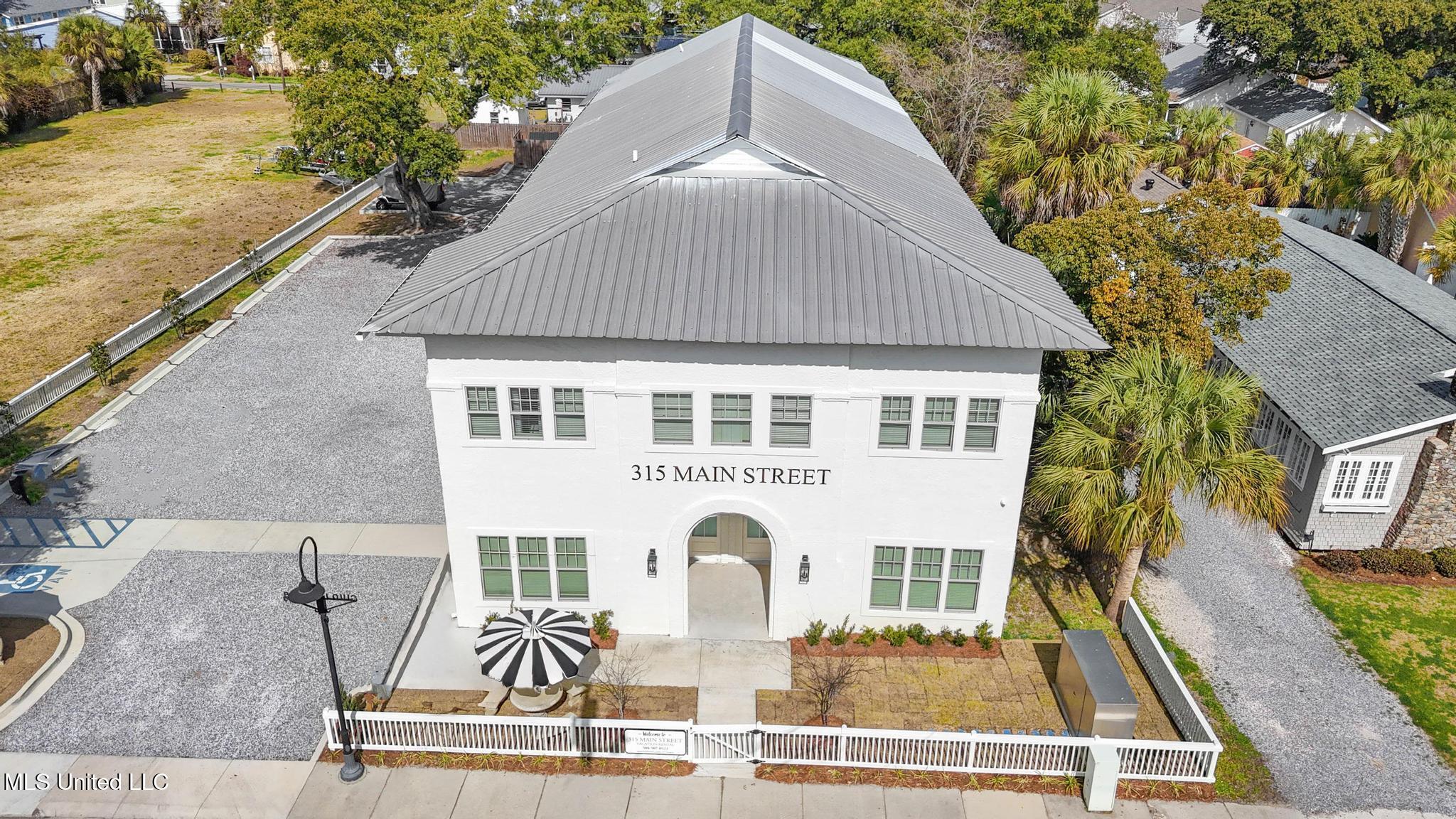 315 Main Street, Unit A Bay St. Louis, MS 39520 - Photo 3 of 29 074