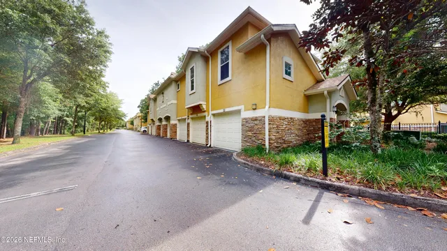 a view of a house with backyard