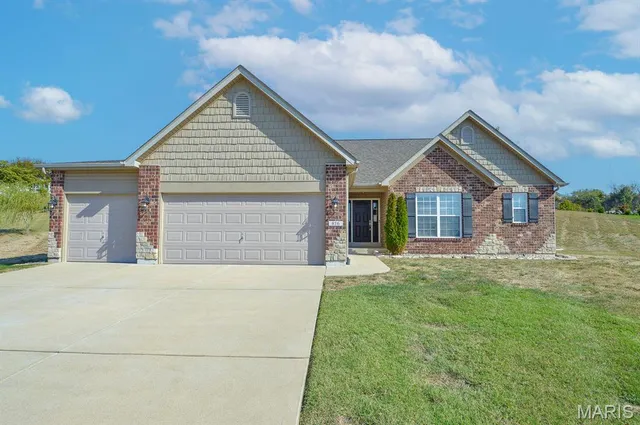 $479,000 | 816 Briar Lake Place, Columbia, IL 62236