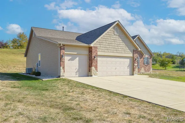 $479,000 | 816 Briar Lake Place, Columbia, IL 62236