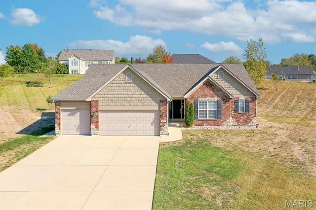 $455,000 | 816 Briar Lake Place, Columbia, IL 62236