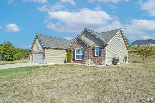 $479,000 | 816 Briar Lake Place, Columbia, IL 62236