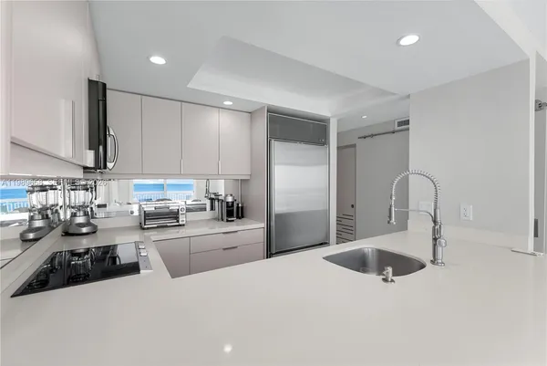$5,000 | 401 Ocean Drive, Unit 918, Miami Beach, FL 33139