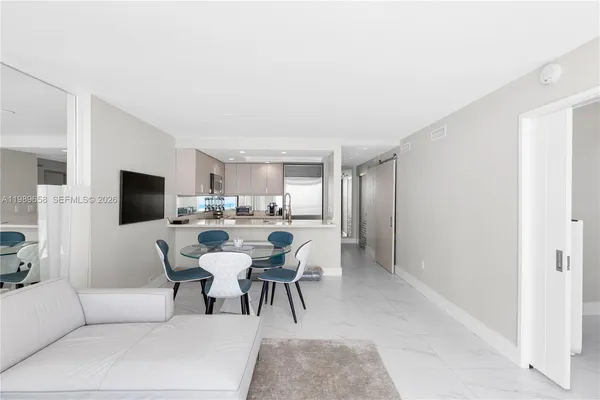 $5,000 | 401 Ocean Drive, Unit 918, Miami Beach, FL 33139