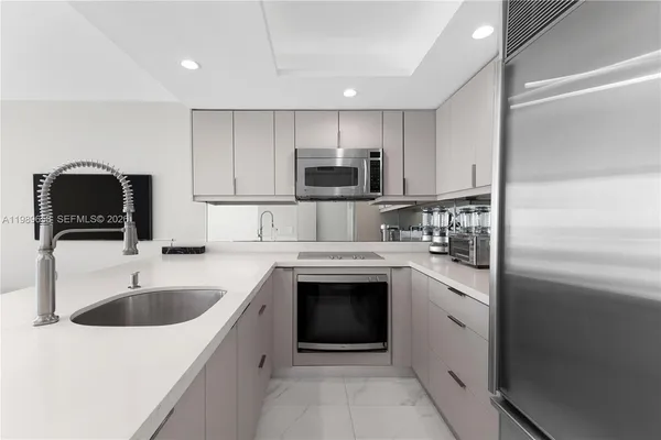 $5,000 | 401 Ocean Drive, Unit 918, Miami Beach, FL 33139