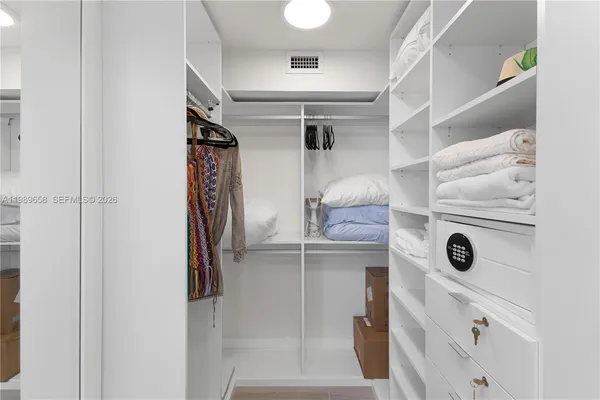 $5,000 | 401 Ocean Drive, Unit 918, Miami Beach, FL 33139