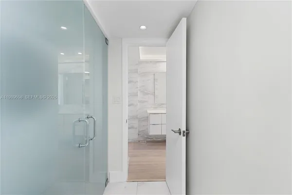 $5,000 | 401 Ocean Drive, Unit 918, Miami Beach, FL 33139