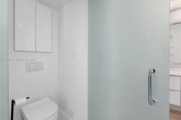 $5,000 | 401 Ocean Drive, Unit 918, Miami Beach, FL 33139