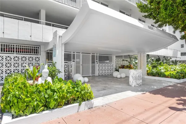 $5,000 | 401 Ocean Drive, Unit 918, Miami Beach, FL 33139