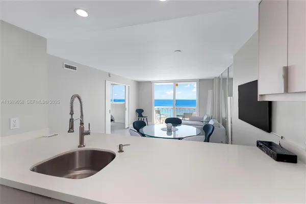 $5,000 | 401 Ocean Drive, Unit 918, Miami Beach, FL 33139