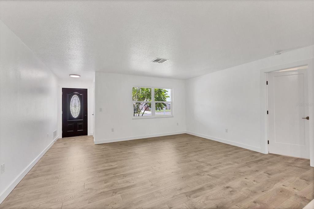 981 Ponderosa Road Venice, FL 34293 - Photo 4 of 29 Gallery Image 4