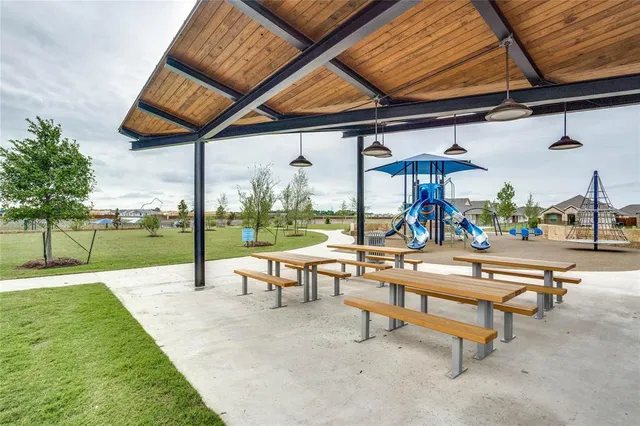 a view of a back yard