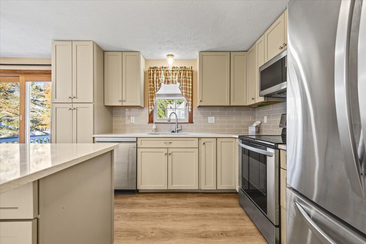 20 Village Green Drive Saco, ME 04072 - Photo 9 of 39 Kitchen