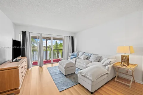 $199,999 | 4025 North Nob Hill Road, Unit 301, Sunrise, FL 33351