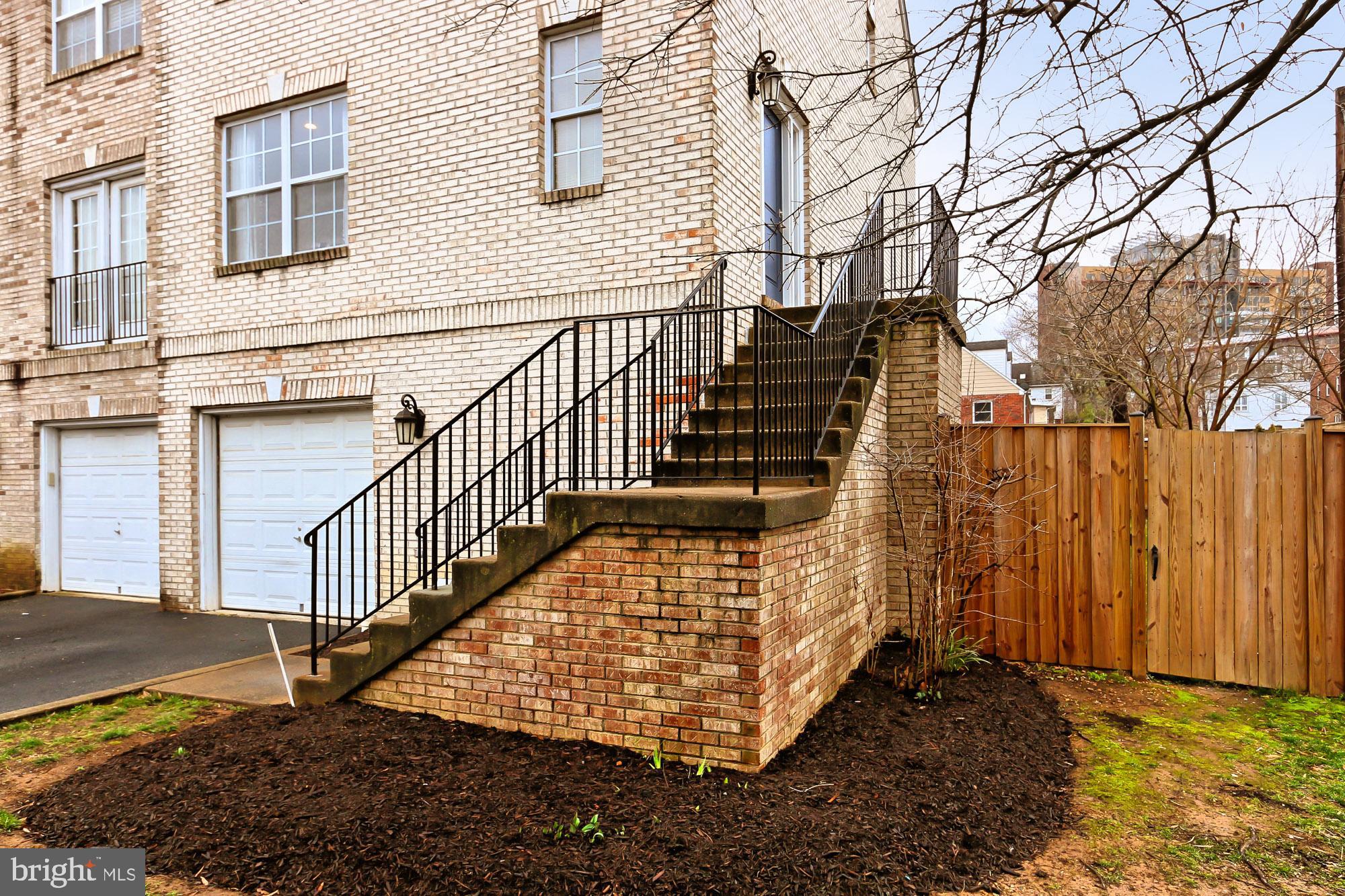 34 West Glebe Road Alexandria, VA 22305 - Photo 4 of 41 Side Entry