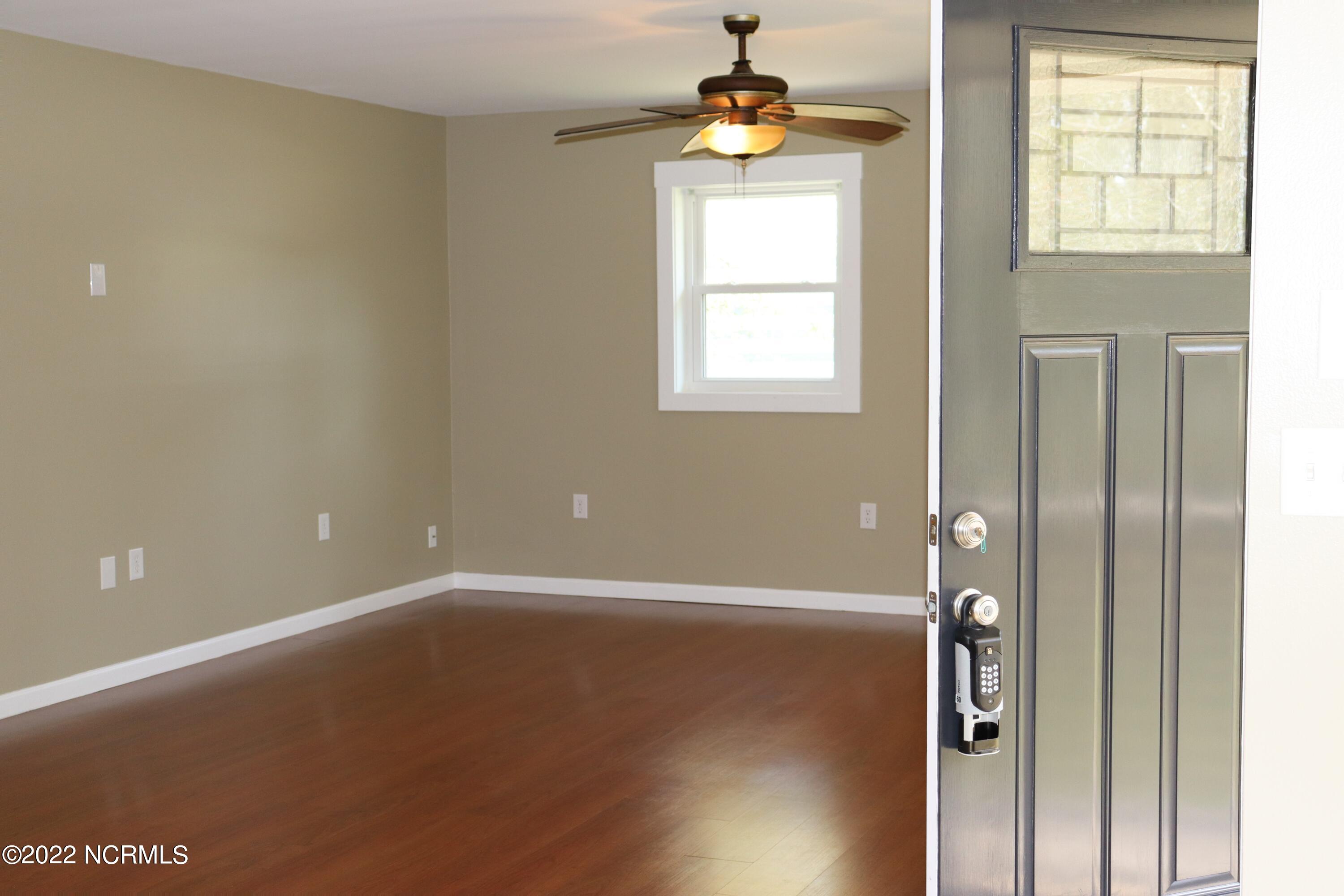 2571 East Boiling Spring Road Southport, NC 28461 - Photo 3 of 24 Living Room
