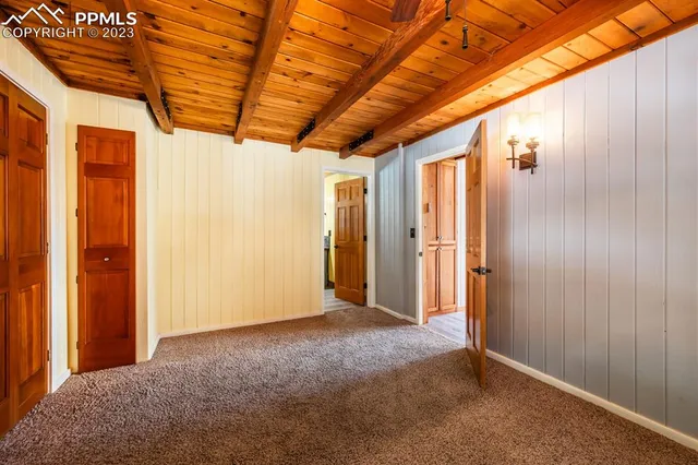 a view of a livingroom with a workspace