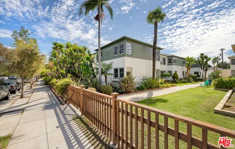 a view of a house with backyard and trees