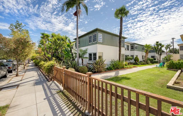 a view of a house with backyard and trees