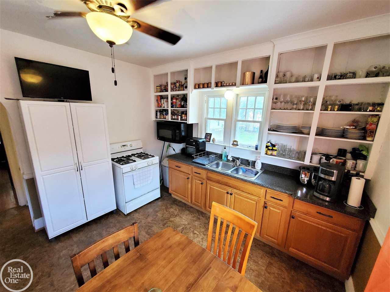 15713 Charles R Avenue Eastpointe, MI 48021 - Photo 17 of 65 50057999-17.JPG