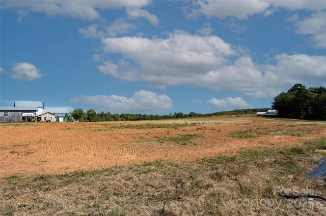 a view of entryway with garden