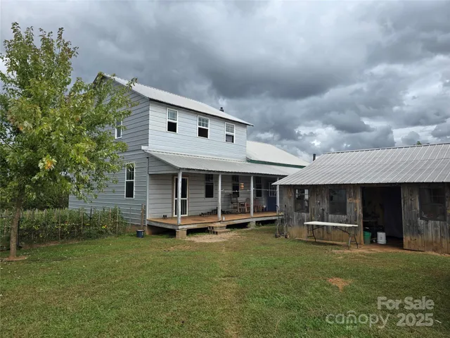 a view of a house with backyard and porch
