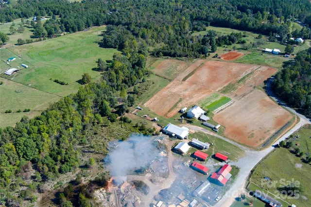 a view of a house with backyard and garden