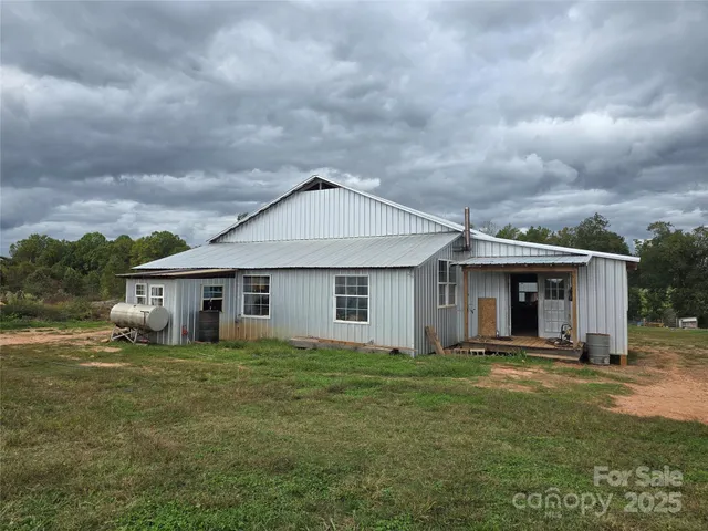 a view of a house with yard and front view