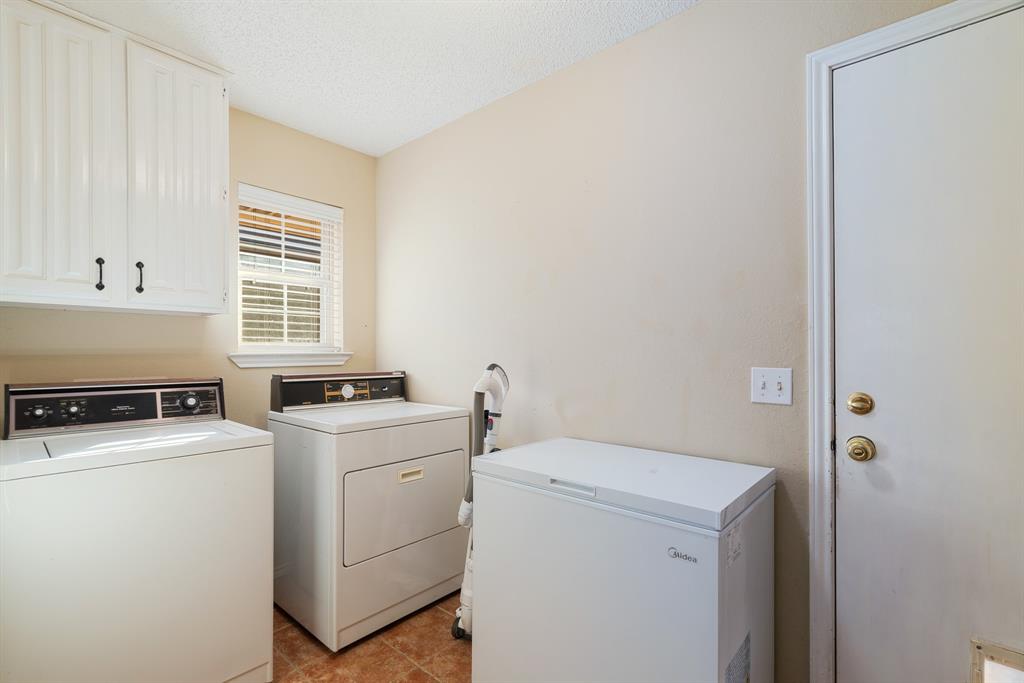 925 Medalist Street Paris, TX 75460 - Photo 20 of 24 a utility room with dryer and washer