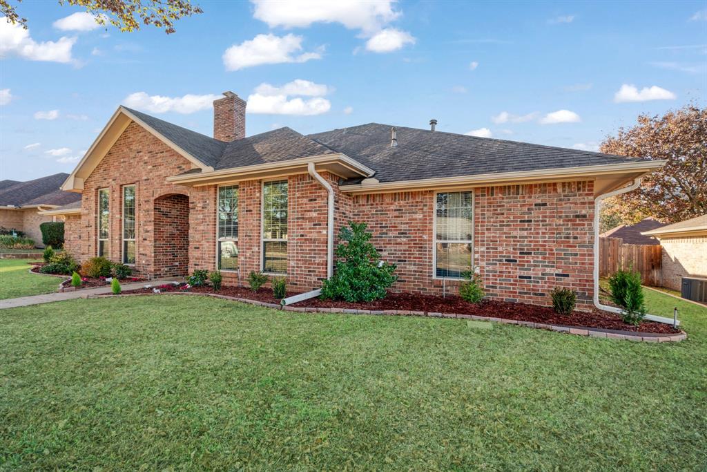 925 Medalist Street Paris, TX 75460 - Photo 2 of 24 a front view of a house with a yard